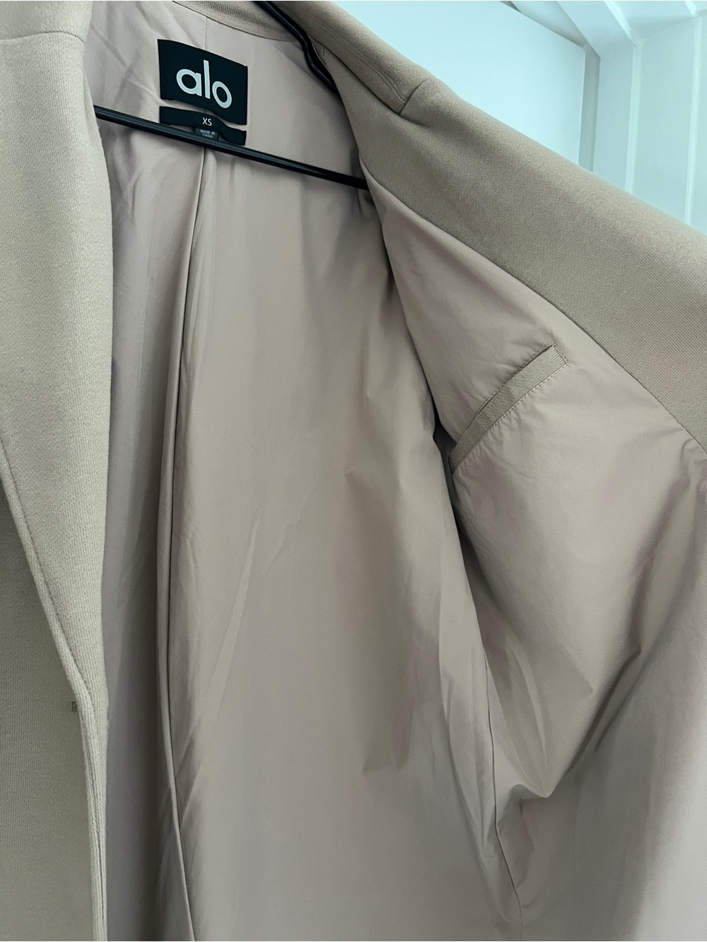 ALO Yoga Taupe VIP trench coat - Picture 2 of 5